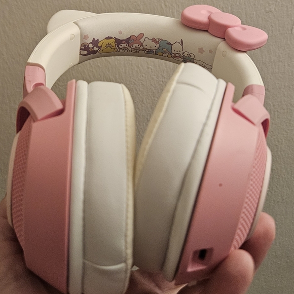 Hello Kitty Razer Kraken Bluetooth Gaming Headset - Picture 3 of 4